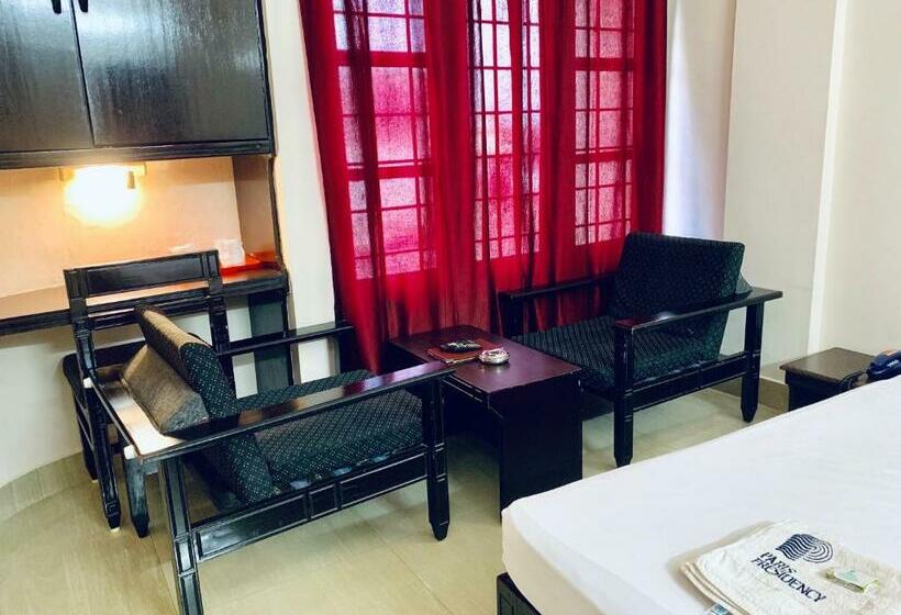 이코노미 룸, Paris Presidency
