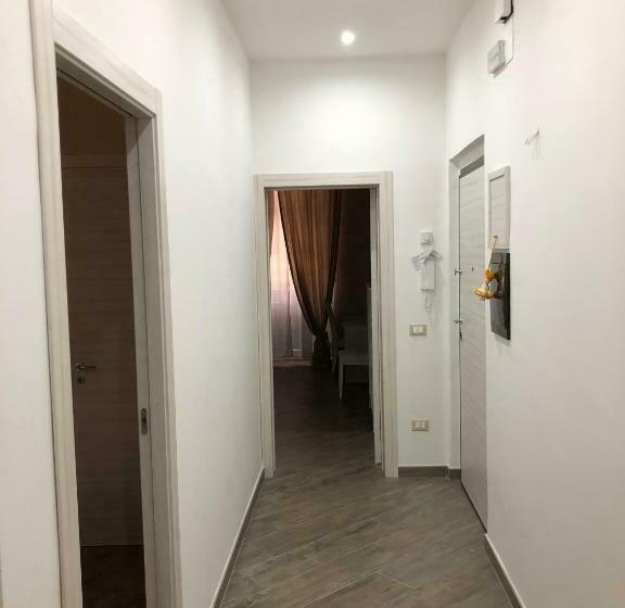 标准间, Elena Rooms