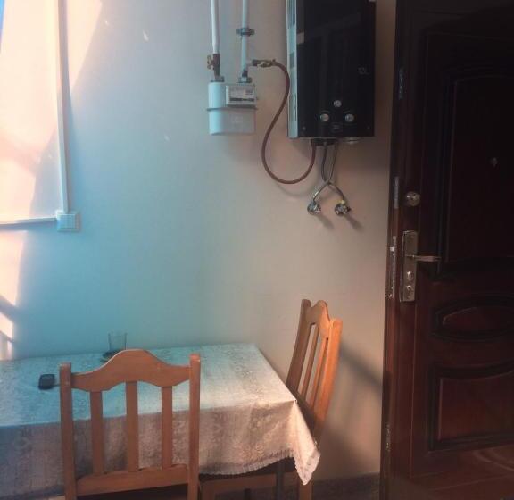 اتاق استاندارد سه نفره, Batumi Guesthouse 28a
