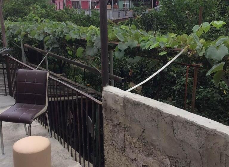اتاق استاندارد با چشم‌انداز باغ, Batumi Guesthouse 28a