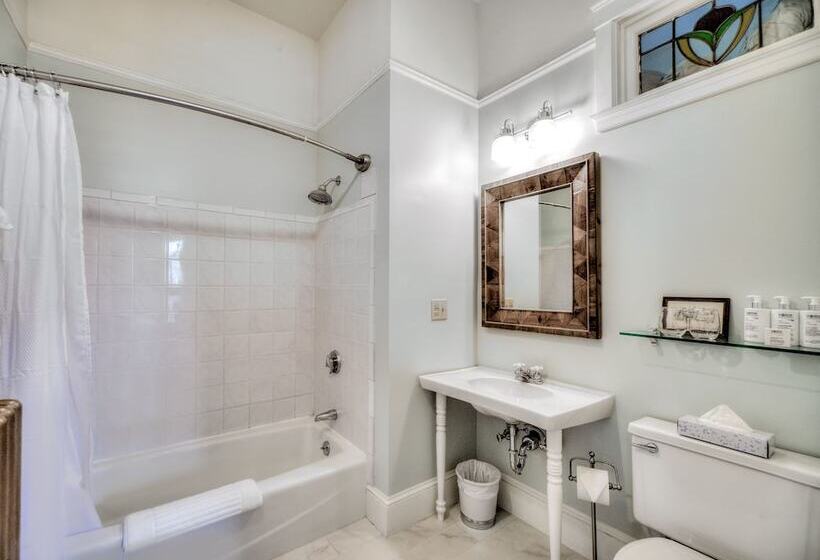 Номер Deluxe, The Water Street Inn