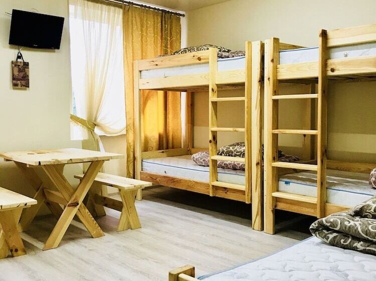 اتاق استاندارد سه تخته با بالکن, Pid Vysokym Zamkom Hostel
