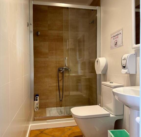 Четырехместный Номер Стандарт с Балконом, Hostal Restaurant Casa Comaulis