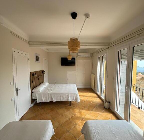 Четырехместный Номер Стандарт с Балконом, Hostal Restaurant Casa Comaulis