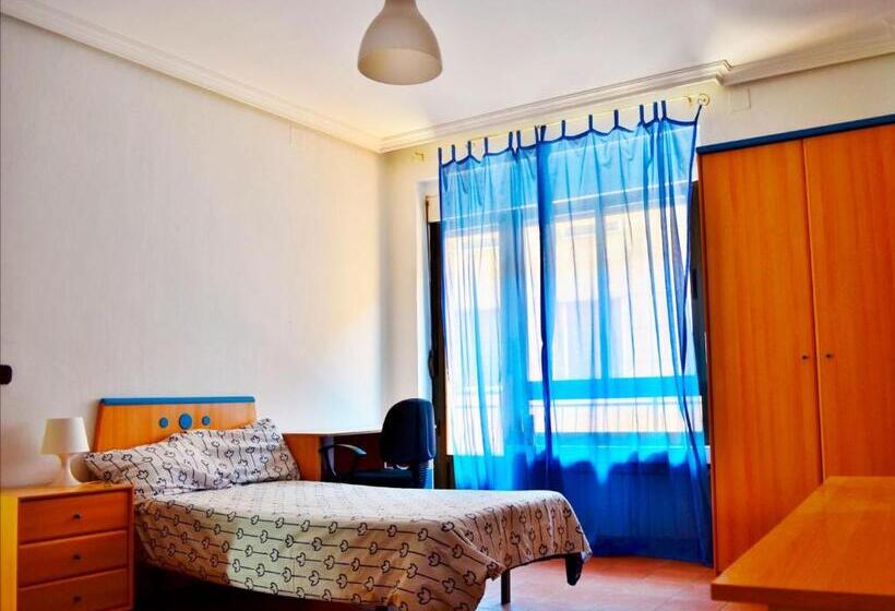 اتاق استاندارد یک نفره, Roomin Hostel