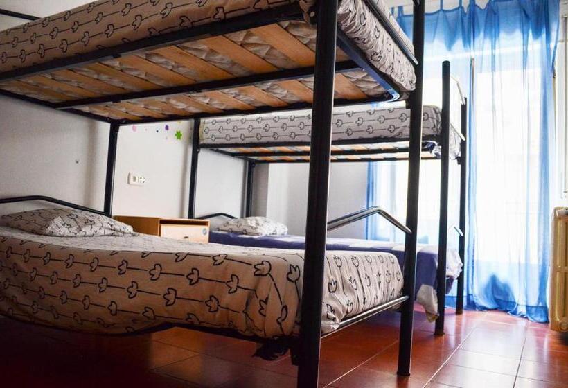 اتاق استاندارد سه نفره, Roomin Hostel