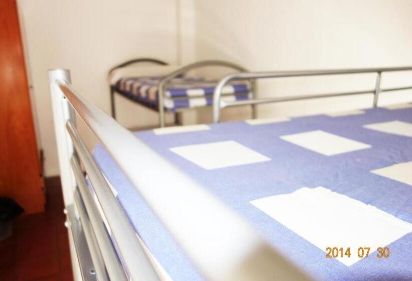 اتاق استاندارد سه نفره, Roomin Hostel
