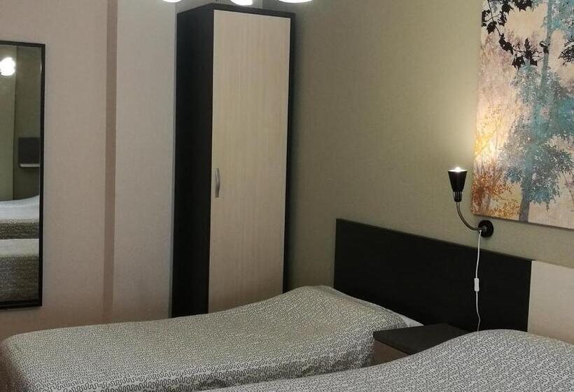غرفة عائلية, Pension Santiago