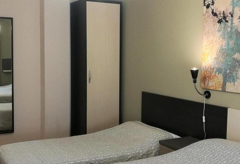 غرفة عائلية, Pension Santiago