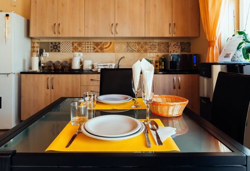 اتاق استاندارد, Happy House