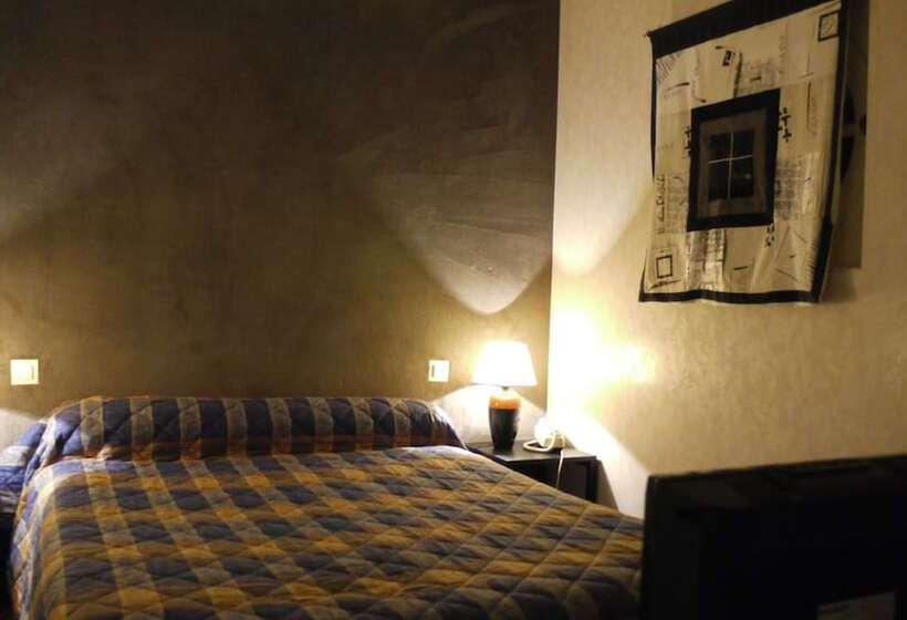 Семейный Номер, Hôtel Belleville