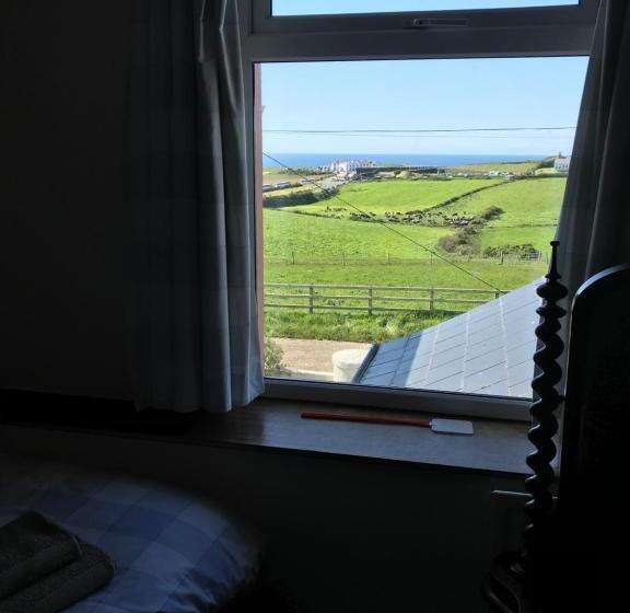 חדר סטנדרט לשלושה, Carnside Guest House