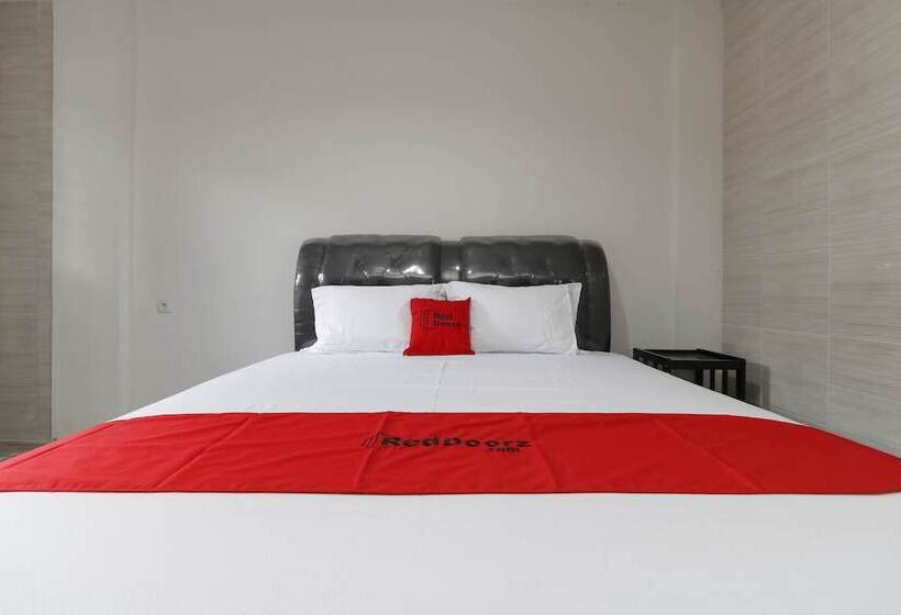 Номер Economy, Reddoorz Plus Near Rs Royal Prima