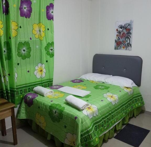 اتاق استاندارد سه نفره, Hostel Quintonido
