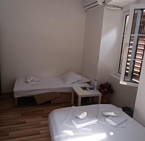 اتاق استاندارد سه تخته با سرویس بهداشتی مشترک, Guesthouse Bit Accommodation