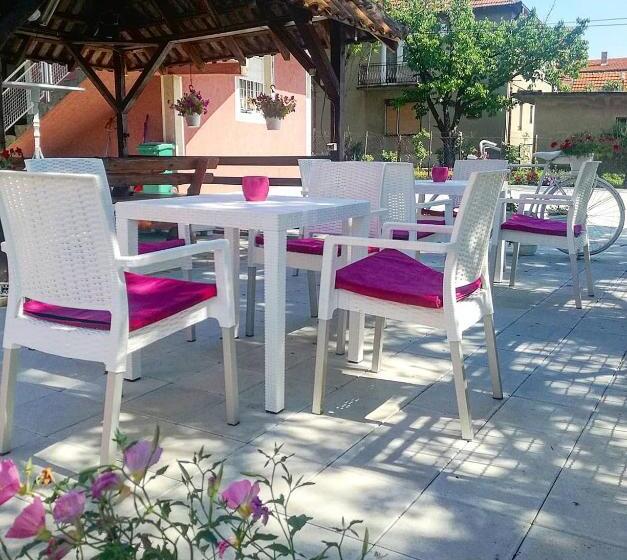 استودیو خانوادگی, Maslina Rooms