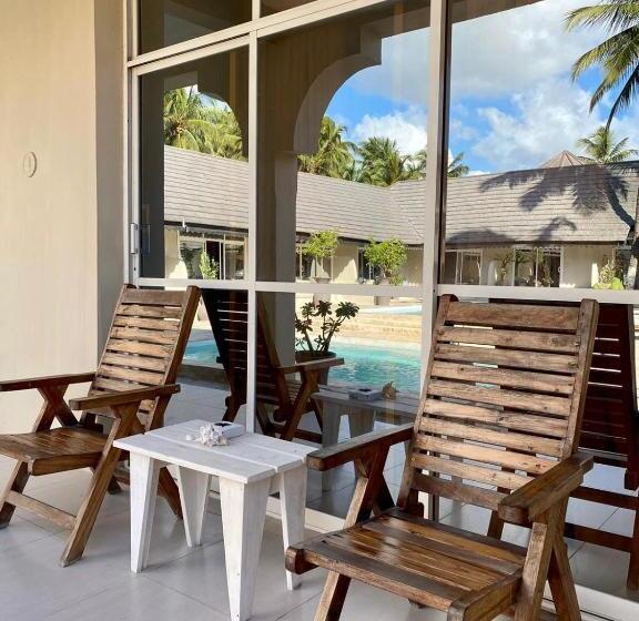 2침실 아파트 풀장 전망, Paje Beach Apartments &