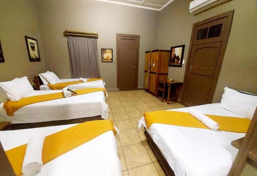 غرفة قياسية رباعية, Sundown Lodge