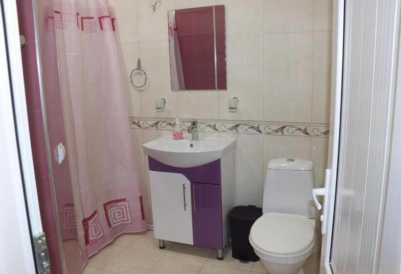 اتاق استاندارد سه تخته با چشم‌انداز باغ, Guest House Nataly