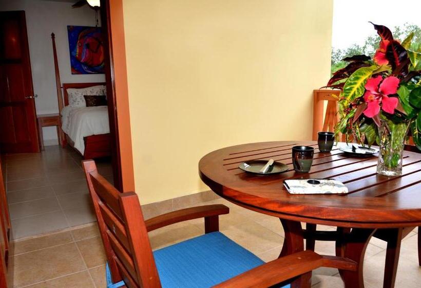 דירת שלושה חדרים, The Villas At Cocoplum