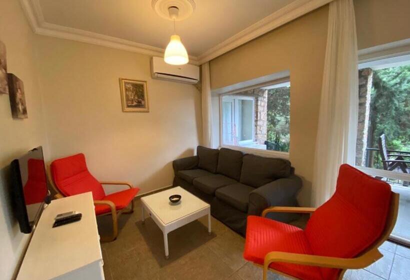 带1个卧室的带阳台的公寓, Büyükada Apart Hotel   Karadağ Apart