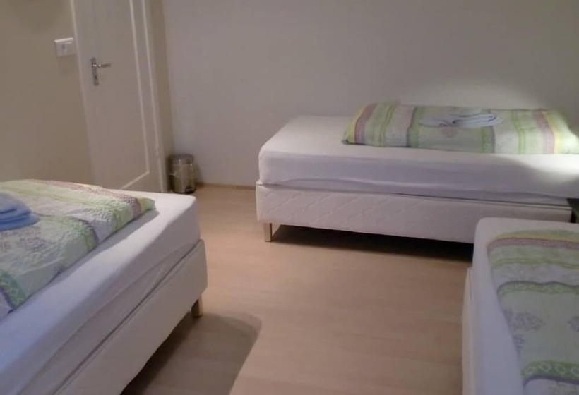 اتاق استاندارد سه تخته با سرویس بهداشتی مشترک, Guesthouse Tilraun