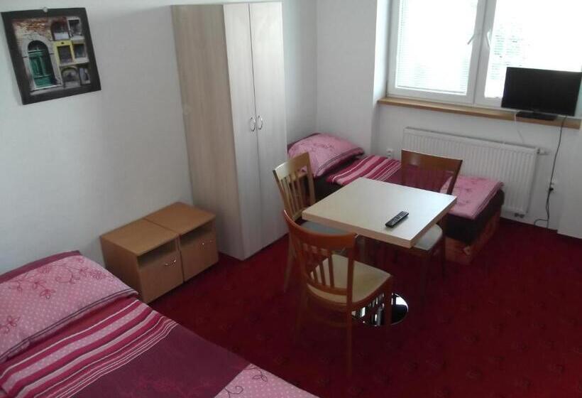 اتاق استاندارد سه نفره, Penzion Apartmány Zlín