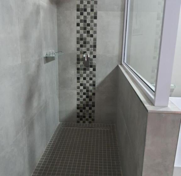 חדר דלוקס, Housemartin Guest House