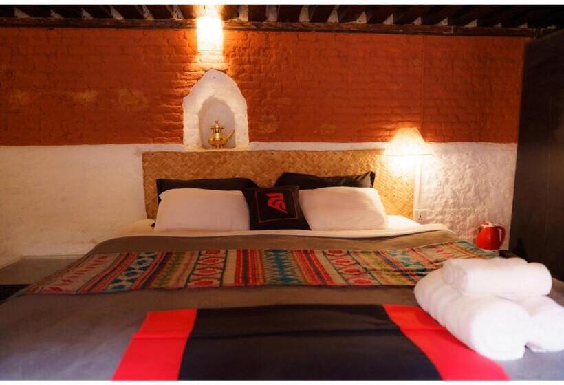 اتاق لوکس با تخت بزرگ, Hira Guest House