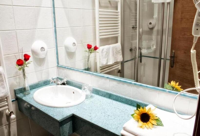 Quarto Triplo Estandar, Alojamiento Covadonga