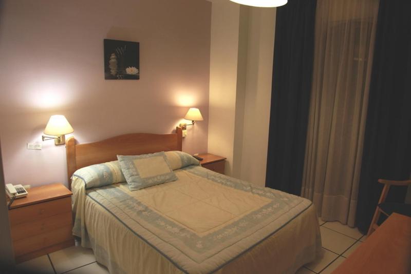 Quarto Estandar Individual, El Emigrante