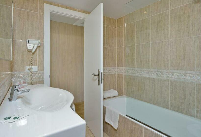 Superior Neljän Hengen Huone, NYX Ibiza - Adults Only