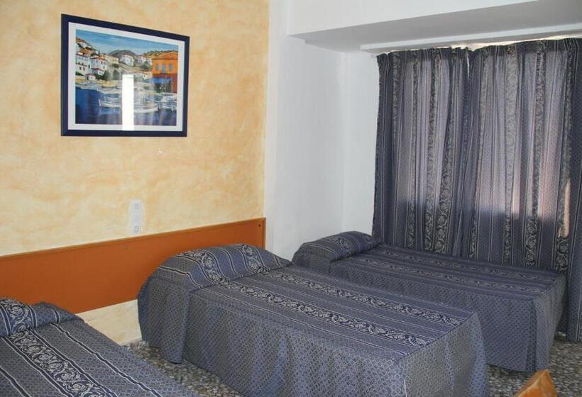 スタンダードトリプルルーム, Hostal Mengual