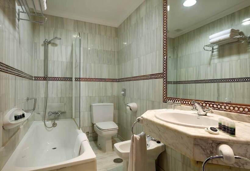 اتاق استاندارد سه نفره, Exe Triunfo Granada