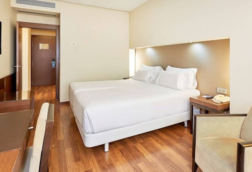 اتاق خانوادگی تودرتو, NH Sevilla Plaza De Armas