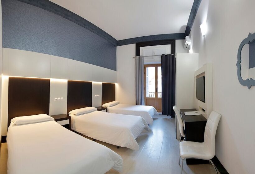 Habitación Triple Estándar, Alhambra Suites
