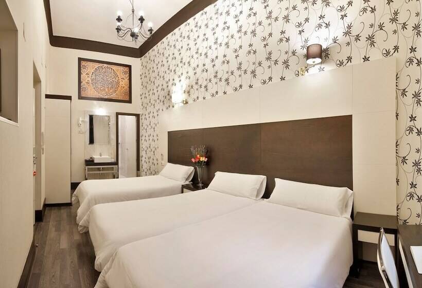 Habitación Triple Estándar, Alhambra Suites