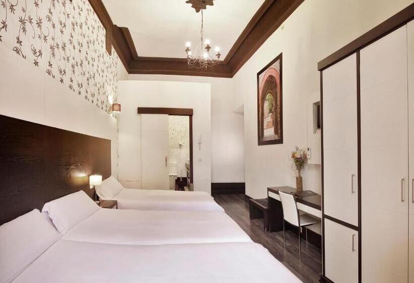 Habitación Triple Estándar, Alhambra Suites