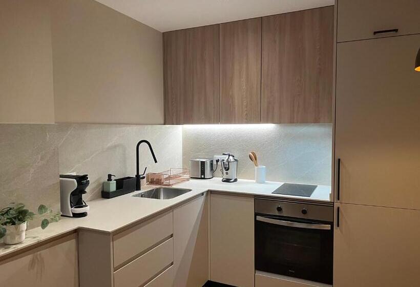 Студия Стандарт, Hostal Crisami
