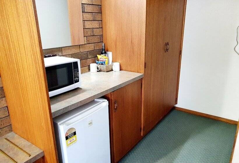 패밀리 룸, Golden Grain Motor Inn