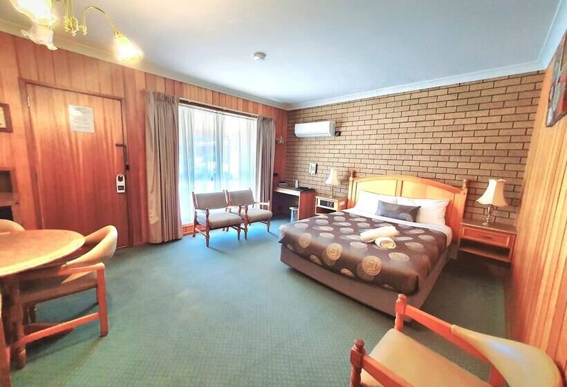 패밀리 룸, Golden Grain Motor Inn