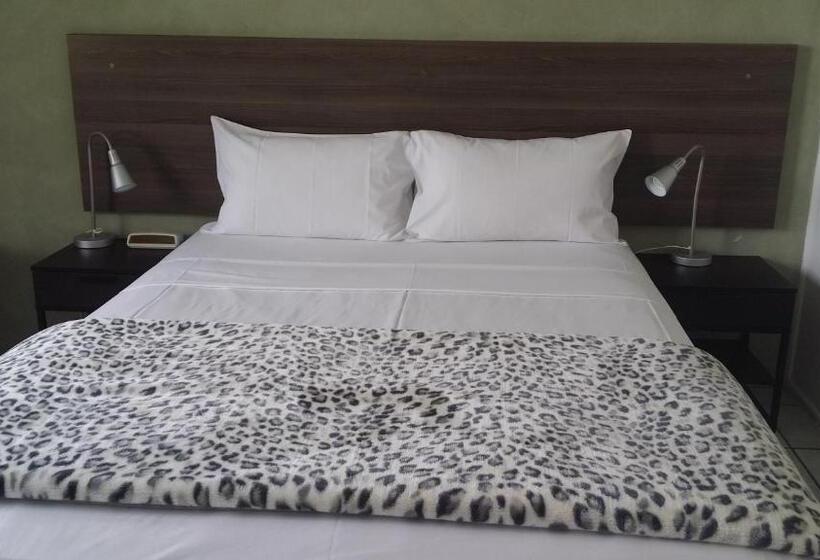 스탠다드 스튜디오, Mackay Motor Inn