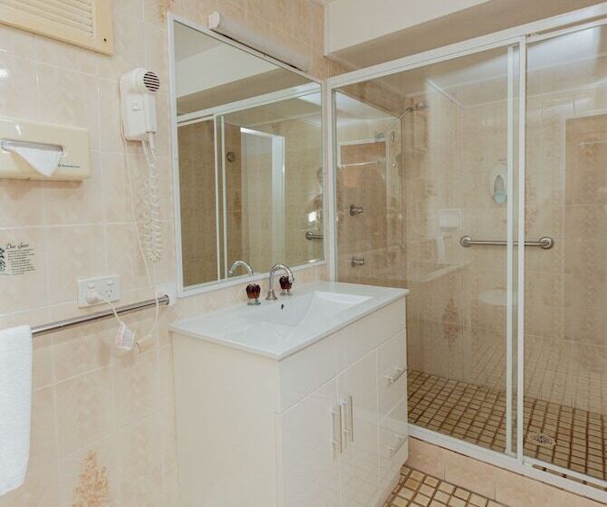 Семейный Номер, Cumberland Motor Inn
