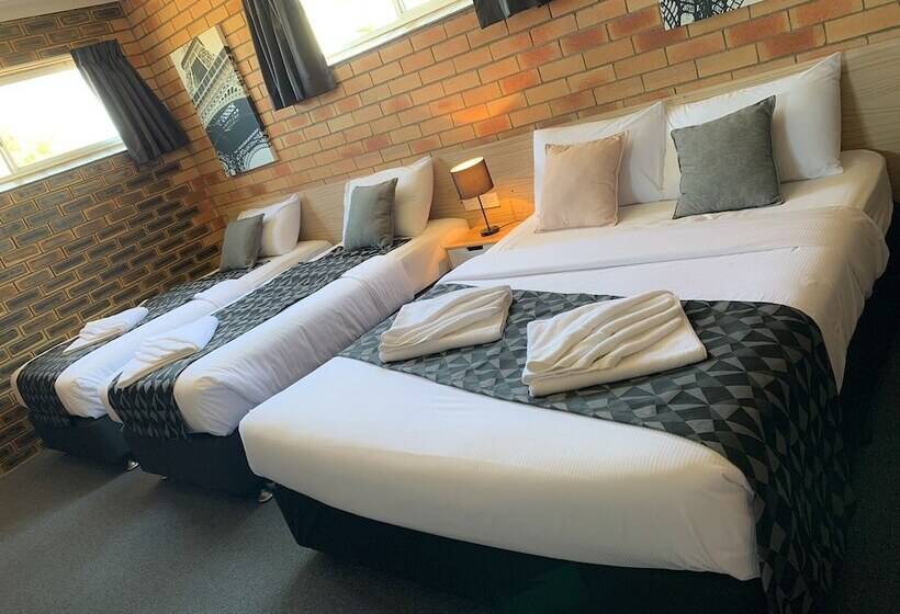 패밀리 룸, Squatters Homestead Motel