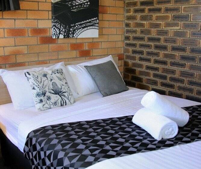 패밀리 룸, Squatters Homestead Motel