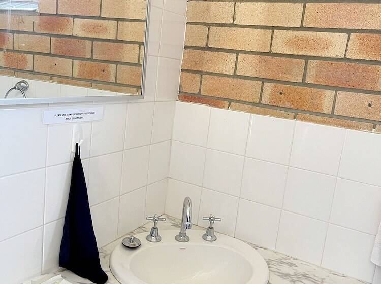 패밀리 룸, Squatters Homestead Motel