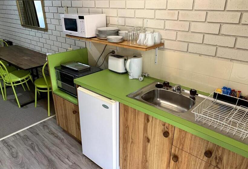Трехместный Номер Deluxe, Kingswood Motel