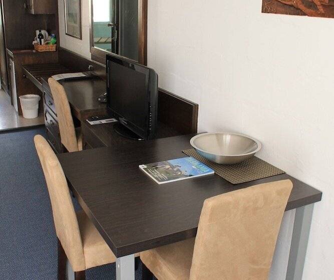 经济房, West Coaster Motel