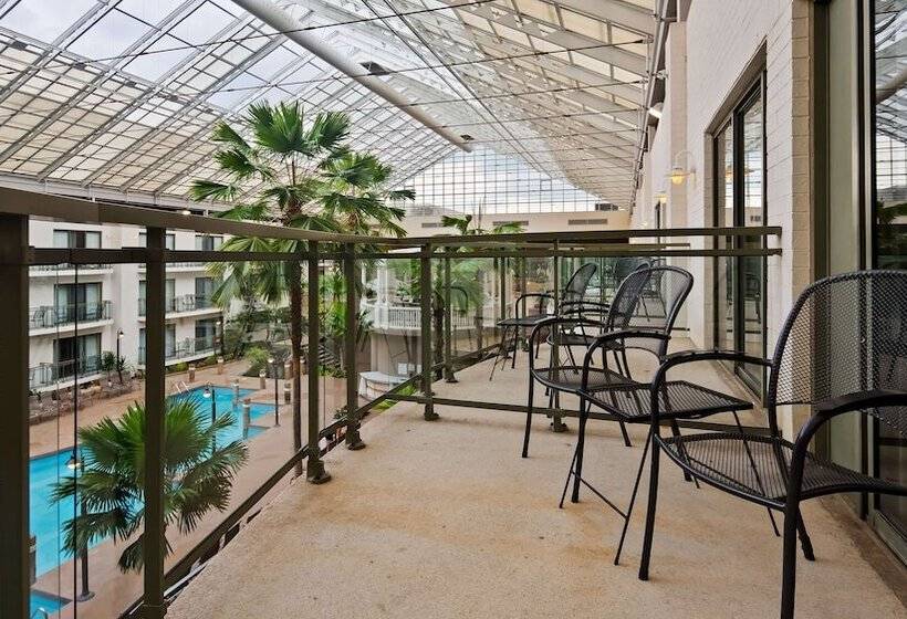 スイート, Best Western Plus Lamplighter Inn & Conference Centre