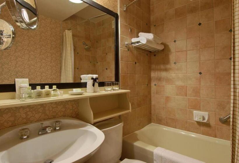 Deluxe room with river view, Fairmont Le Chateau Montebello
